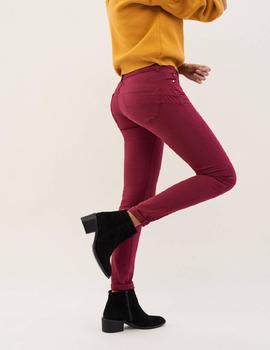 PANTALÓN VAQUERO SECRET SKINNY FIT HIGH RISE PUSH IN GRANATE