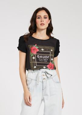 CAMISETA ROSAS CON MANGA FRUNCIDA NEGRA