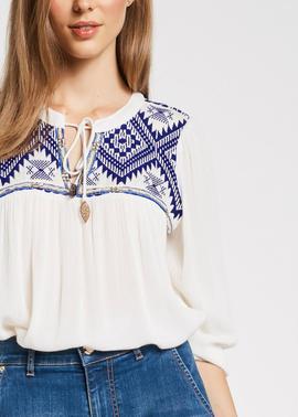 BLUSA BEIGE CON BORDADO ETNICO AZUL