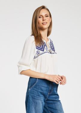 BLUSA BEIGE CON BORDADO ETNICO AZUL