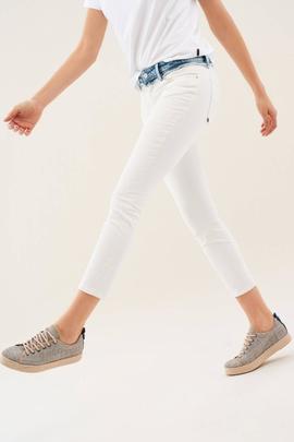 COLETTE CAPRI BLANCO CON CINTURA EN DENIM AZUL