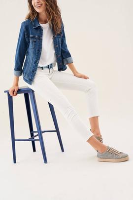 COLETTE CAPRI BLANCO CON CINTURA EN DENIM AZUL