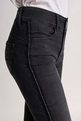 SECRET CAPRI SKINNY FIT CON RIBETE LATERAL