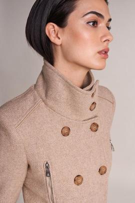 ABRIGO LARGO DE PAÑO REGULAR FIT CON DETALLES BEIGE