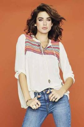 BLUSA BEIGE CON BORDADO ETNICO MULTICOLOR