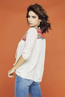 BLUSA BEIGE CON BORDADO ETNICO MULTICOLOR