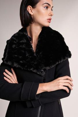 ABRIGO DE PAÑO CON PELO EN EL CUELLO NEGRO