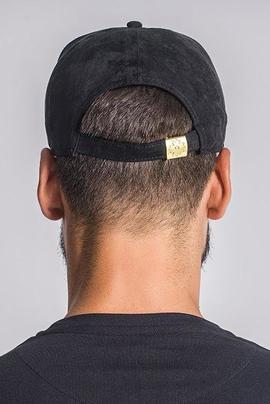 GORRA GIANNI KAVANAGH NEGRA CON LOGO DORADO