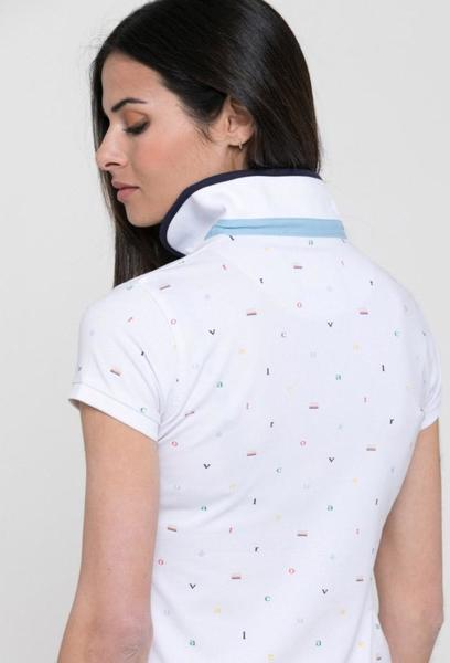 Polo de manga corta azul marino con estampado fantasía