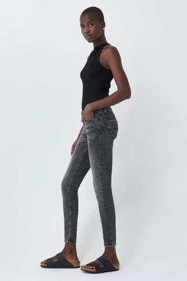 WONDER PUSH UP SKINNY FIT GRIS CON DETALLE DE ECOPIEL