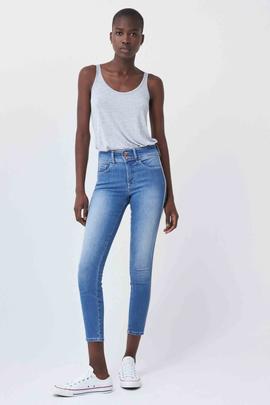 SECRET CAPRI SKINNY FIT HIGH RISE CON RIBETE LATERAL