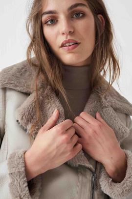 CHAQUETA DE ECOPIEL CON PELO BEIGE