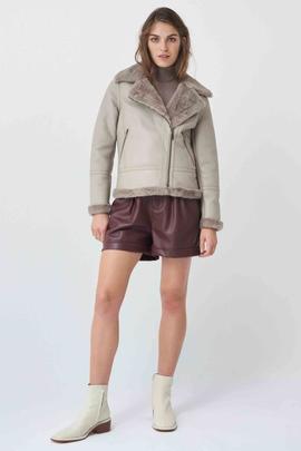 CHAQUETA DE ECOPIEL CON PELO BEIGE