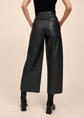 PANTALÓN DE ECOPIEL NEGRA CON TACHAS