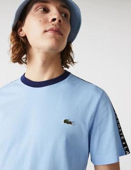 CAMISETA LACOSTE CON CINTA DEPORTIVA CELESTE