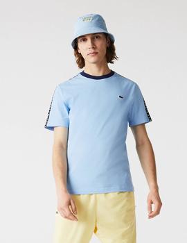 CAMISETA LACOSTE CON CINTA DEPORTIVA CELESTE
