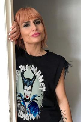CAMISETA DE MUJER CON PLUMAS MALEFICA NEGRA