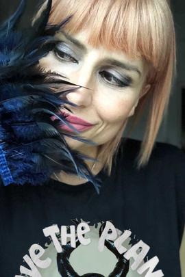CAMISETA DE MUJER CON PLUMAS MALEFICA NEGRA