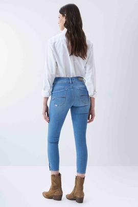 SECRET CROPPED SKINNY FIT CON DETALLE EN EL BAJO