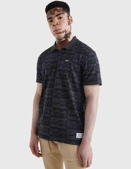 TJM RELAXED SIGNATURE AOP POLO BLACK