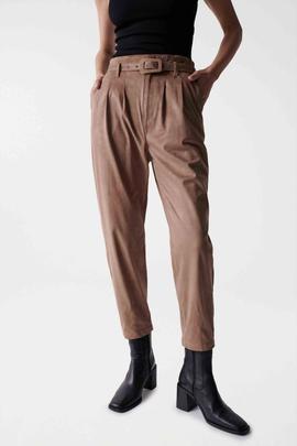 PANTALÓN BAGGY DE ANTE SINTÉTICO CAMEL CON CINTURÓN