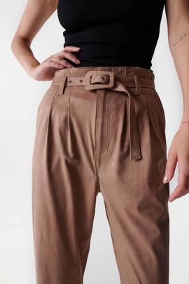 PANTALÓN BAGGY DE ANTE SINTÉTICO CAMEL CON CINTURÓN