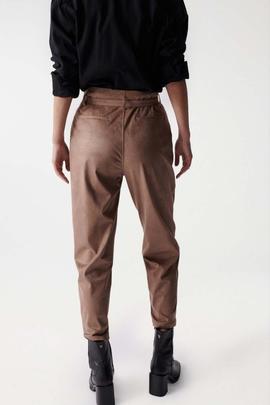 PANTALÓN BAGGY DE ANTE SINTÉTICO CAMEL CON CINTURÓN