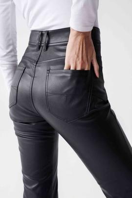 PANTALONES FAITH FLARE PUSH IN DE ECOPIEL NEGRA