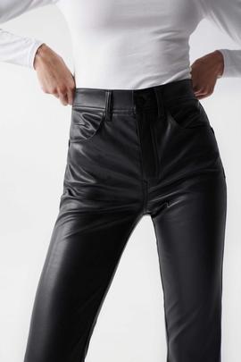 PANTALONES FAITH FLARE PUSH IN DE ECOPIEL NEGRA