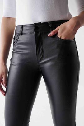 PANTALÓN DESTINY CROPPED SKINNY FIT DE ECOPIEL NEGRA