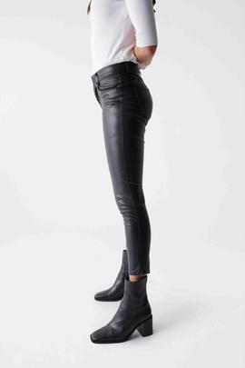 PANTALÓN DESTINY CROPPED SKINNY FIT DE ECOPIEL NEGRA