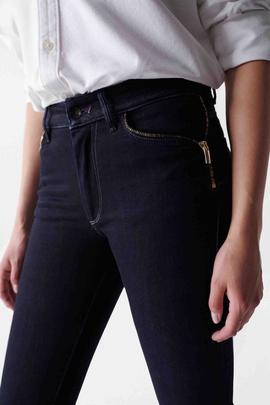 PANTALÓN VAQUERO DESTINY BOOTCUT EN DENIM AZUL CON DETALLES