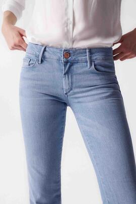 PANTALÓN VAQUERO WONDER FLARE EN DENIM AZUL