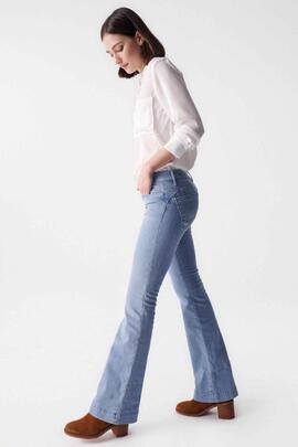 PANTALÓN VAQUERO WONDER FLARE EN DENIM AZUL