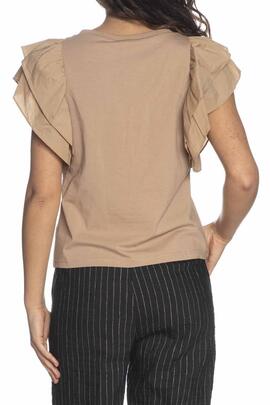 CAMISETA CAMEL CON VOLANTES EN LAS MANGAS