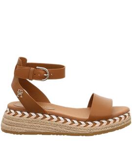 SANDALIAS DE PIEL MARRÓN CON MONOGRAMA DORADO