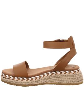 SANDALIAS DE PIEL MARRÓN CON MONOGRAMA DORADO