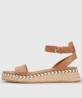 SANDALIAS DE PIEL MARRÓN CON MONOGRAMA DORADO