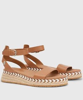 SANDALIAS DE PIEL MARRÓN CON MONOGRAMA DORADO