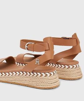 SANDALIAS DE PIEL MARRÓN CON MONOGRAMA DORADO