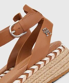 SANDALIAS DE PIEL MARRÓN CON MONOGRAMA DORADO