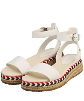 SANDALIAS DE PIEL BLANCA CON MONOGRAMA DORADO