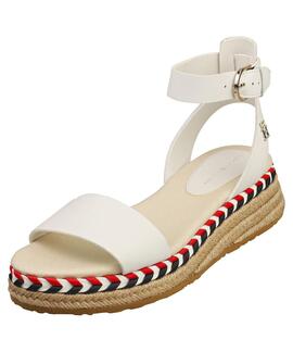 SANDALIAS DE PIEL BLANCA CON MONOGRAMA DORADO