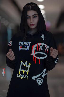 SUDADERA DE MUJER GRAFFIC NEGRA