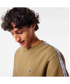 SUDADERA LACOSTE REGULAR FIT CAMEL CON CINTA DEPORTIVA