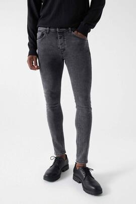 PANTALÓN VAQUERO SKINNY FIT CORTO EN DENIM GRIS OSCURO