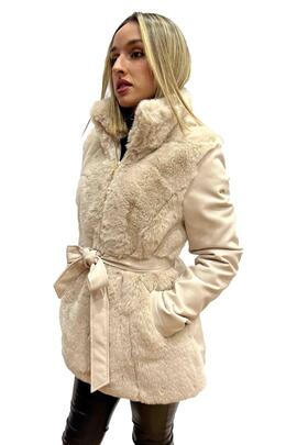 CHAQUETA DE MUJER ECOPIEL BEIGE CON CINTURÓN