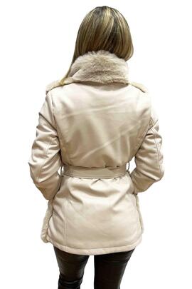 CHAQUETA DE MUJER ECOPIEL BEIGE CON CINTURÓN