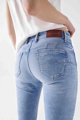 WONDER PUSH UP CROPPED SLIM FIT EN DENIM AZUL CON ROTOS