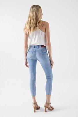 WONDER PUSH UP CROPPED SLIM FIT EN DENIM AZUL CON ROTOS